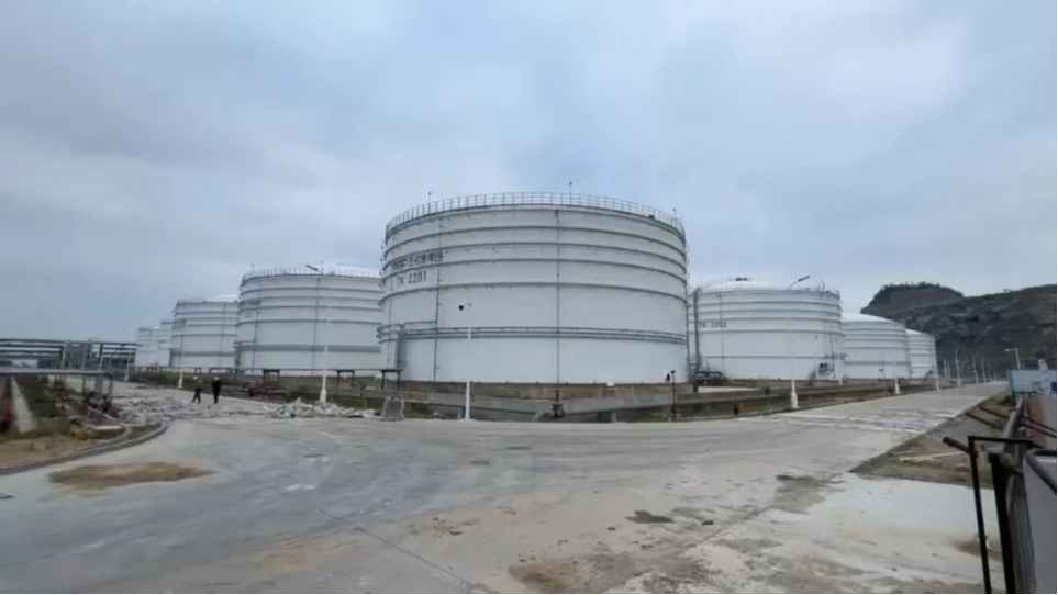High-temperature industrial storage tanks at chemical plant in Shanxi, China