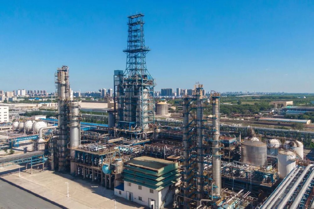 Large-scale steam pipeline network at industrial facility